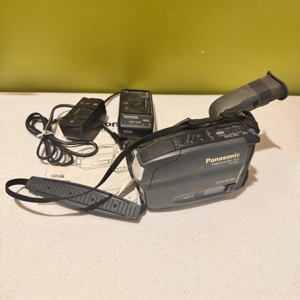 Panasonic Palmcorder IQ PV-D506 Battery, Charger, & Manual UNTESTED FOR PARTS